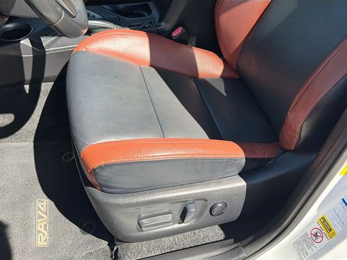 Used 2014 Toyota RAV4 Limited w/ Technology Package image 19