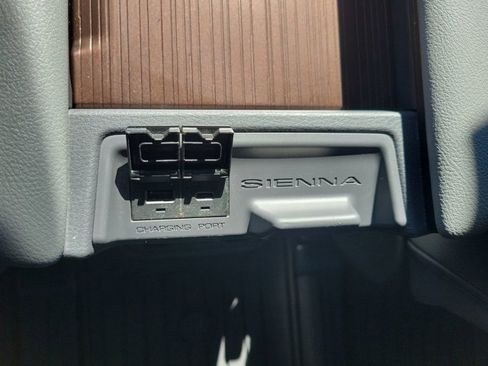 Used 2023 Toyota Sienna XLE image 22