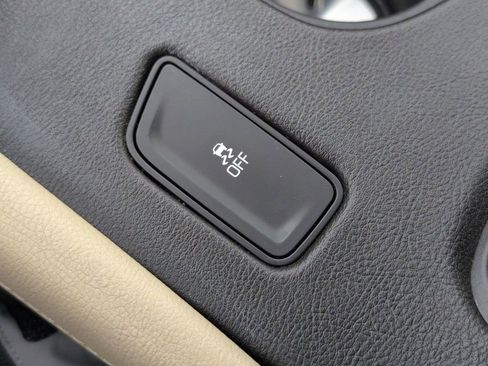 Used 2018 Cadillac XT5 Luxury w/ Driver Awareness Package image 17