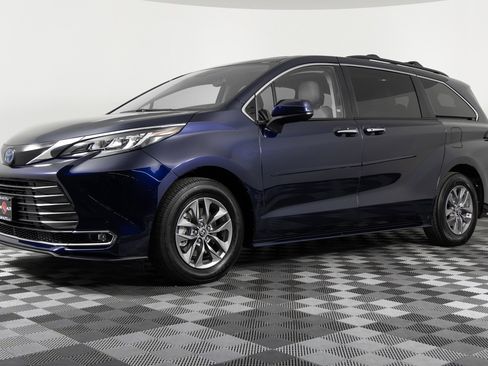 Used 2023 Toyota Sienna XLE image 1