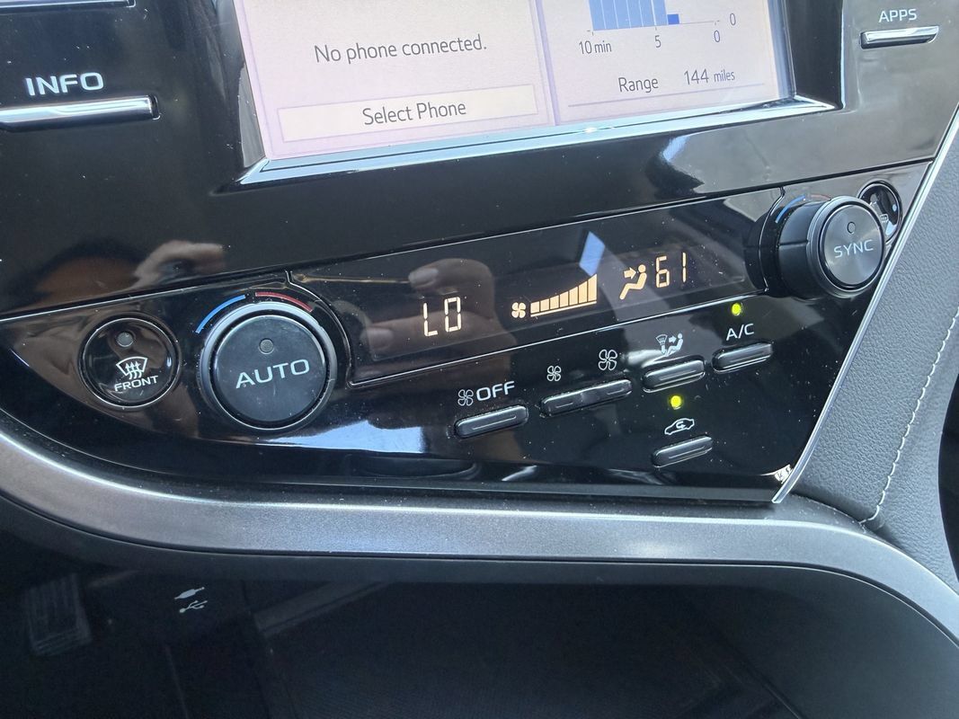 Used 2018 Toyota Camry XSE FWD image 12