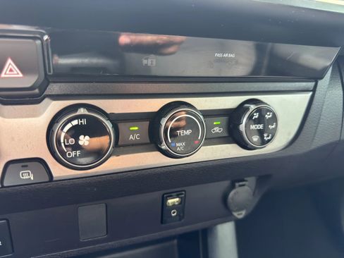 Used 2018 Toyota Tacoma SR image 27