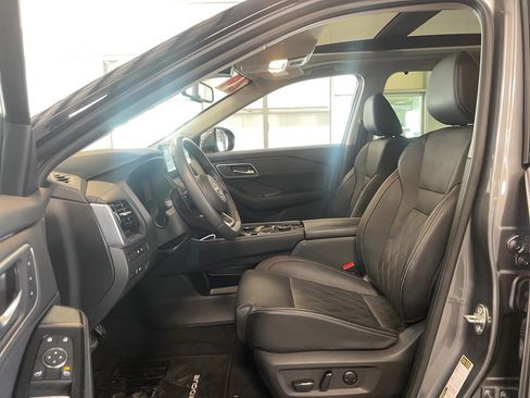 Used 2024 Nissan Rogue Platinum w/ Platinum Premium Package image 8