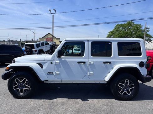 Used 2025 Jeep Wrangler Unlimited Sahara AWD/4WD image 4