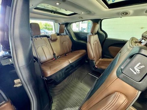 Used 2017 Chrysler Pacifica Limited w/ Tire & Wheel Group FWD image 14