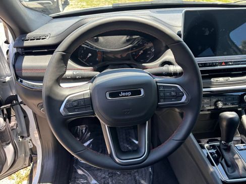 Used 2025 Jeep Compass Trailhawk AWD/4WD image 28