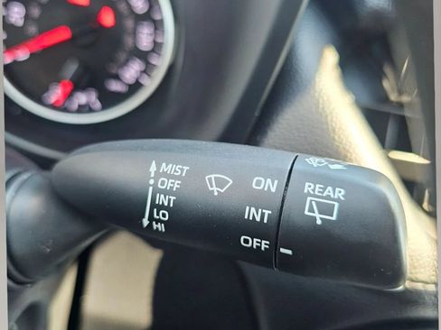 Used 2021 Toyota RAV4 LE AWD/4WD image 16