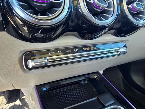 Used 2021 Mercedes-Benz GLB 250 4MATIC w/ Premium Package image 22