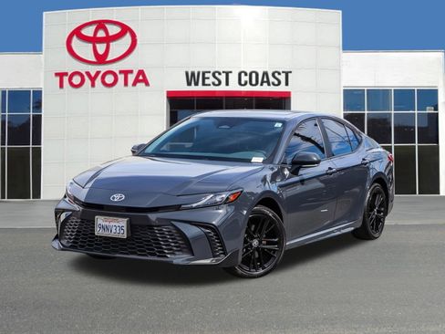 Used 2025 Toyota Camry SE w/ Convenience Package image 1