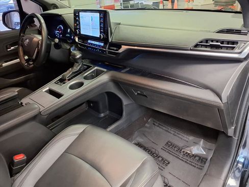 Used 2022 Toyota Sienna XLE Woodland Edition image 9