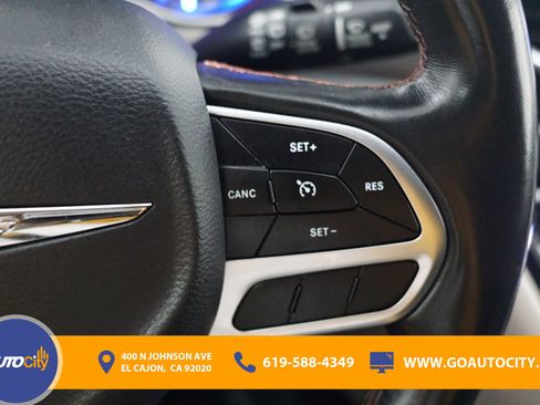 Used 2020 Chrysler Pacifica Touring-L FWD image 16