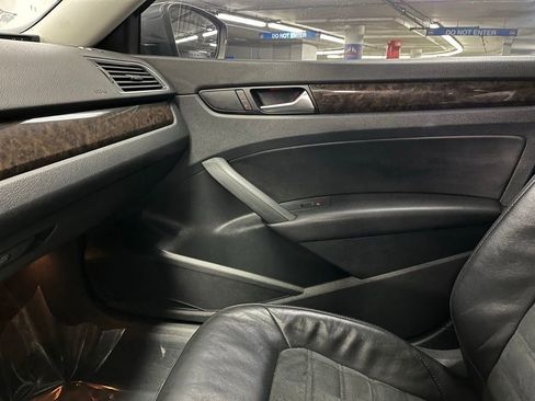 Used 2015 Volkswagen Passat TDI SEL Premium image 28