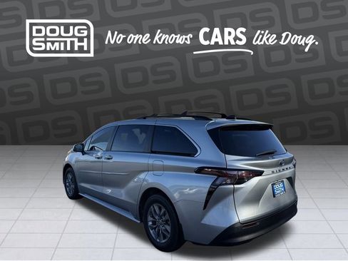 Used 2023 Toyota Sienna XLE image 3