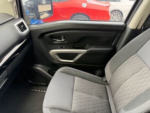 Used 2021 Nissan Titan SV w/ SV Convenience Package RWD image 12