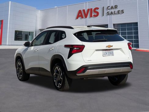 Used 2025 Chevrolet Trax LT w/ LT Convenience Package image 9