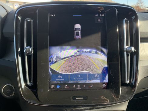 Used 2025 Volvo XC40 B5 Core image 25