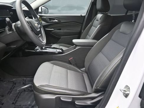 Used 2025 Chevrolet Trax LT FWD image 12