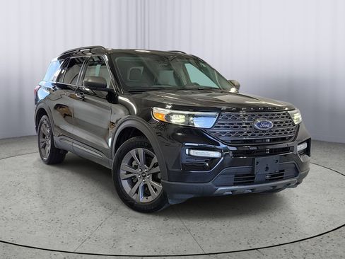 Certified 2021 Ford Explorer XLT w/ Equipment Group 202A AWD/4WD image 1