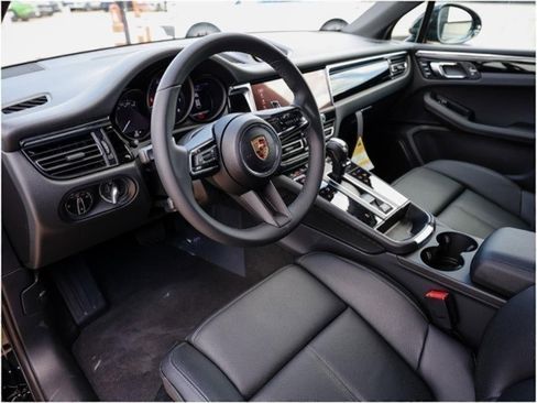 Certified 2025 Porsche Macan image 4