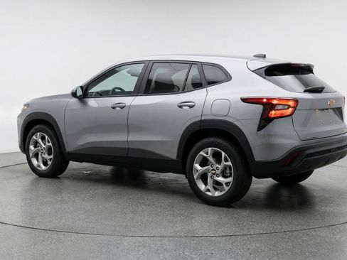 Used 2025 Chevrolet Trax LT image 6