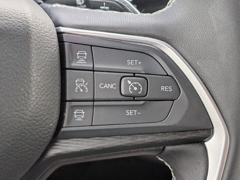 Used 2025 Jeep Grand Cherokee Laredo RWD image 23