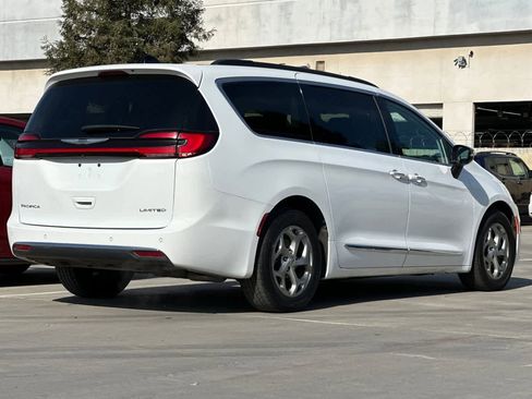 Used 2023 Chrysler Pacifica Limited image 3