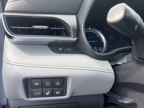 Used 2021 Toyota Highlander Limited AWD/4WD image 9