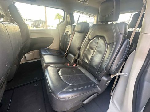Used 2021 Chrysler Pacifica Touring-L image 22