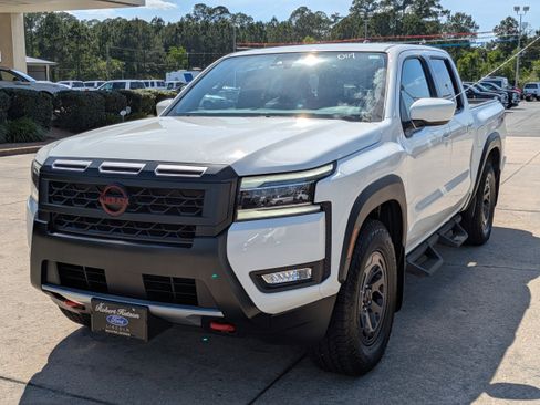 Used 2025 Nissan Frontier Pro-X w/ Tow Package RWD image 2