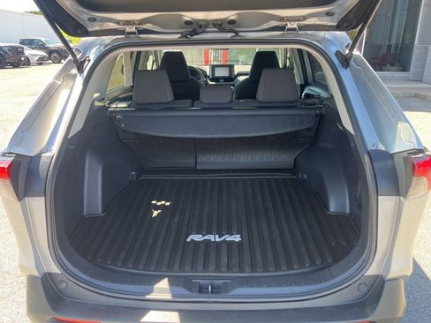 Used 2019 Toyota RAV4 LE AWD/4WD image 16