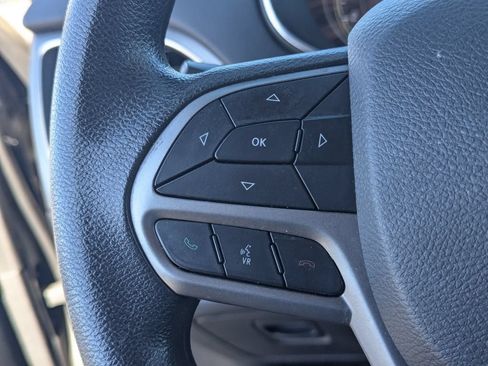 Used 2019 Jeep Cherokee Latitude w/ Popular Appearance Group FWD image 18