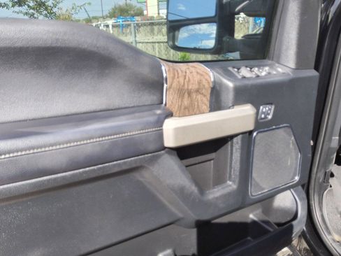 Used 2018 Ford F250 Lariat w/ Lariat Ultimate Package AWD/4WD image 13