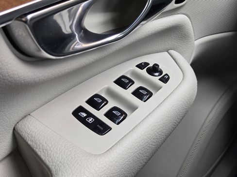 Used 2021 Volvo XC90 T6 Momentum w/ Protection Package Premier image 34