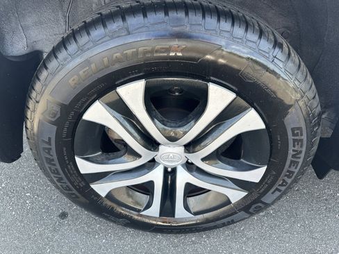 Used 2018 Toyota RAV4 LE FWD image 28