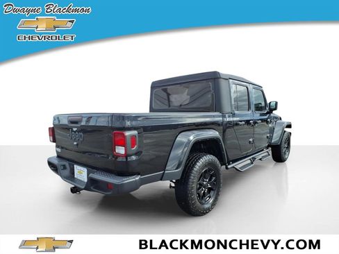 Used 2022 Jeep Gladiator Sport image 3
