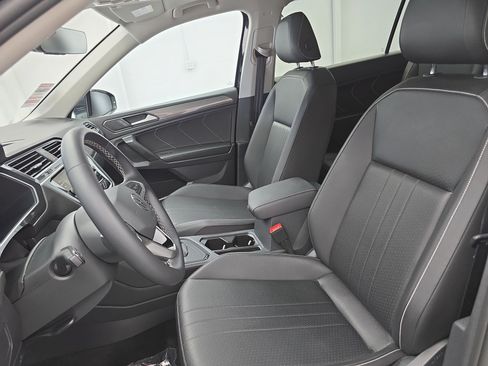 Used 2023 Volkswagen Tiguan SE w/ Panoramic Sunroof Package FWD image 15