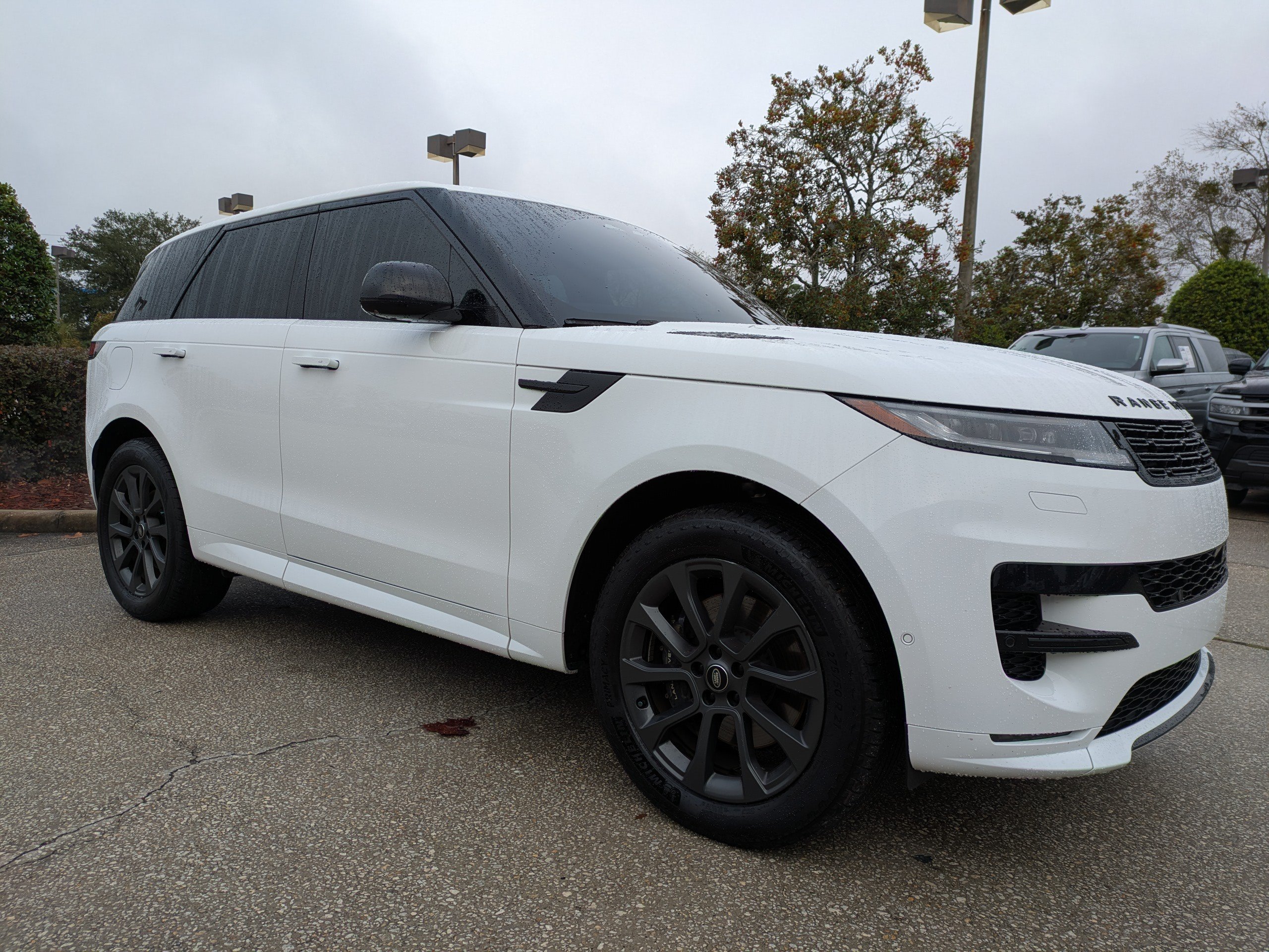 Used 2024 Land Rover Range Rover Sport Dynamic SE AWD/4WD image 2