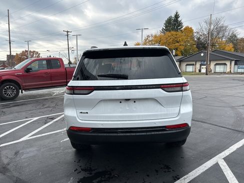 New 2025 Jeep Grand Cherokee 4WD image 4