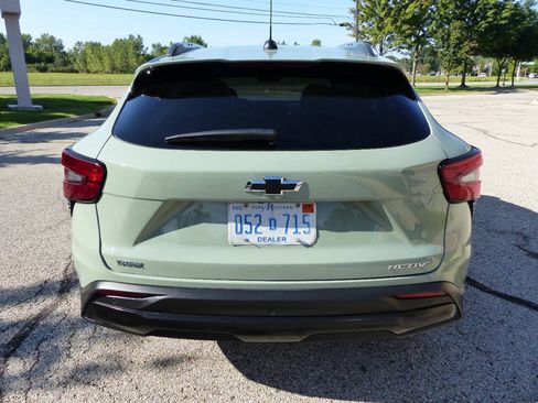Used 2026 Chevrolet Trax ACTIV w/ Sunroof Package FWD image 8