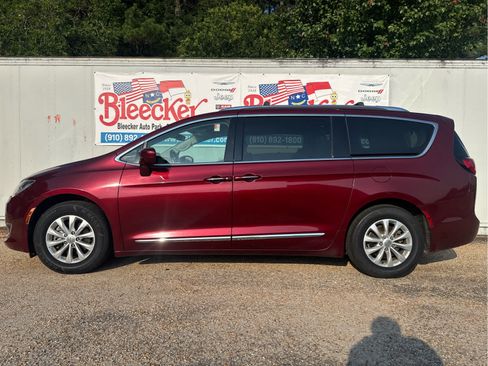 Used 2018 Chrysler Pacifica Touring-L FWD image 7