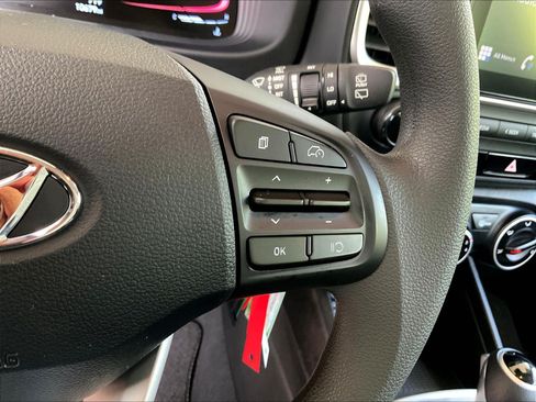 Used 2025 Hyundai Venue SE FWD image 11