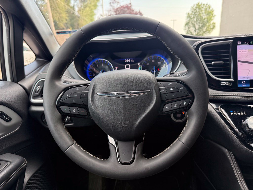 Used 2025 Chrysler Pacifica Limited FWD image 7