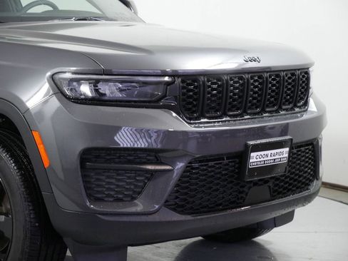 Certified 2024 Jeep Grand Cherokee Altitude image 3