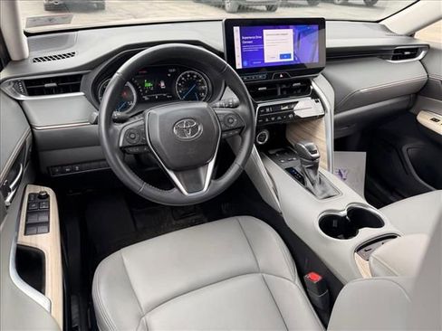Used 2024 Toyota Venza XLE image 12