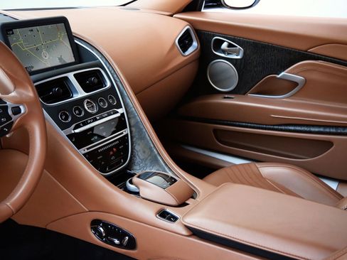 Used 2020 Aston Martin DB11 Coupe image 10
