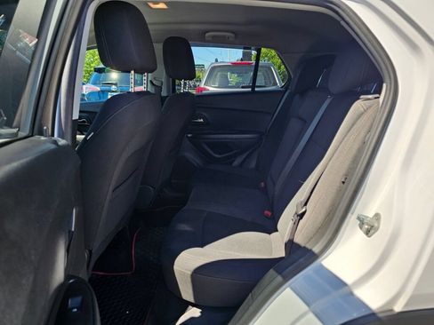 Used 2022 Chevrolet Trax LS w/ Tint and Cruise Package AWD/4WD image 12