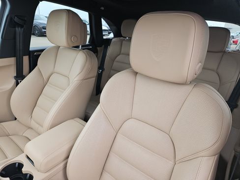 Used 2025 Porsche Macan image 6