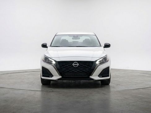 Used 2025 Nissan Altima 2.5 SV image 2