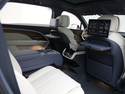 New 2025 Bentley Bentayga Extended Wheelbase image 26