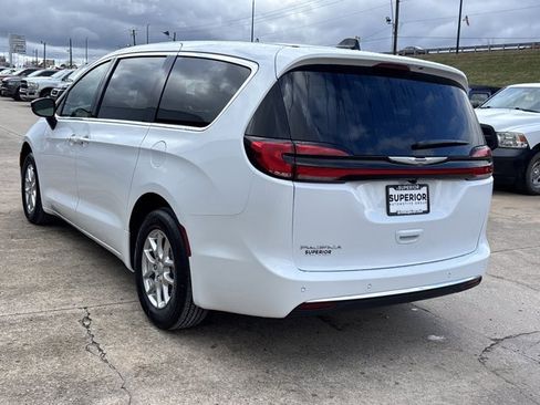 New 2026 Chrysler Pacifica Select image 8
